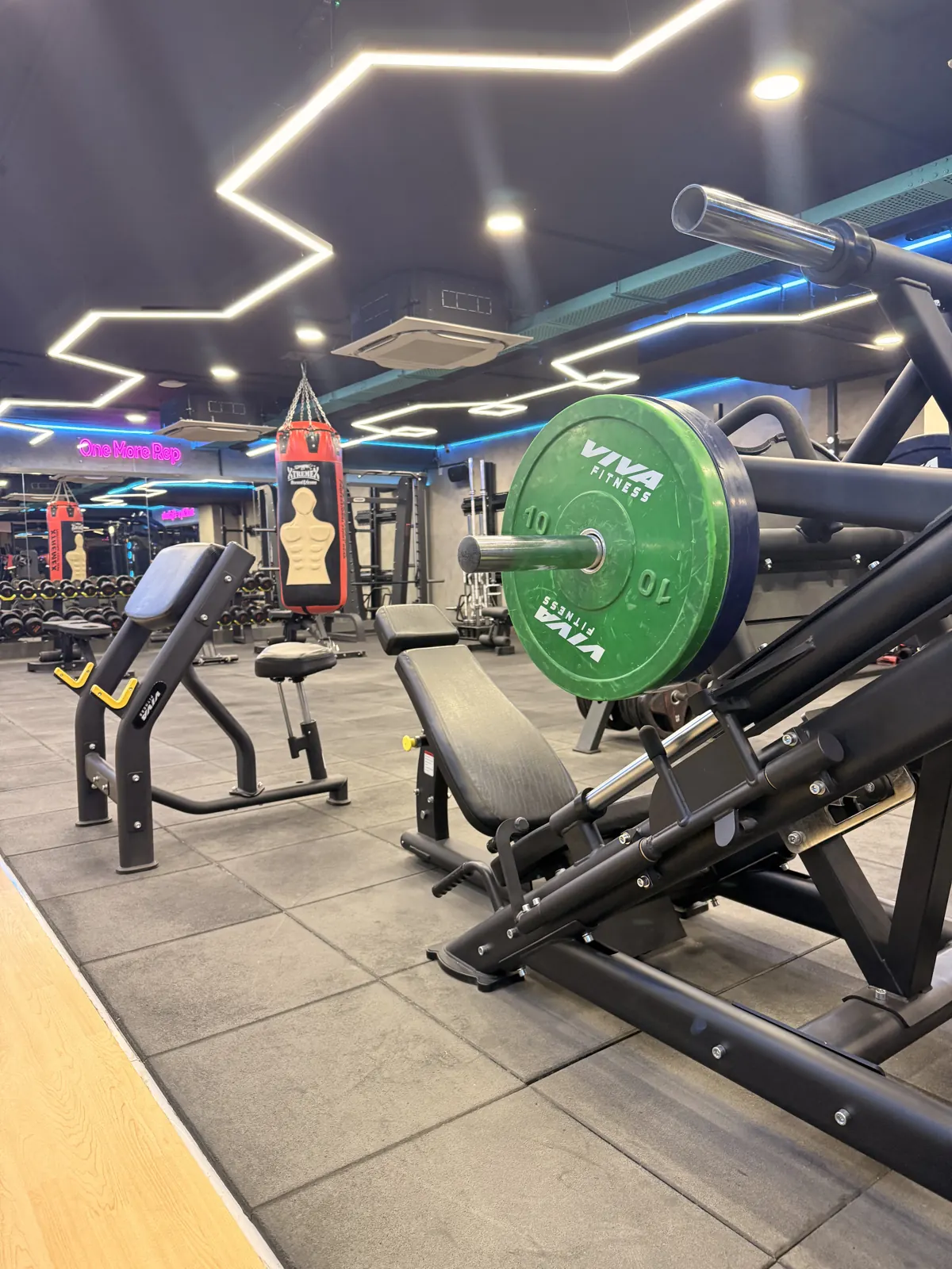 A plate-loaded press on the Fisique floor in Kokapet